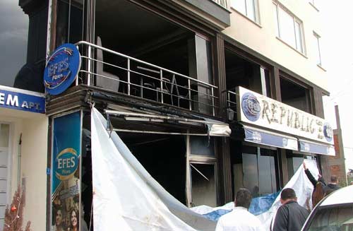 Barı yakıp cep telefonuna kaydetti / GALERİ Barı yakıp cep telefonuna kaydetti / GALERİ