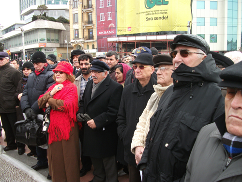 Emekli Astsubaylar Taksim'de eylem yaptı Emekli Astsubaylar Taksim'de eylem yaptı