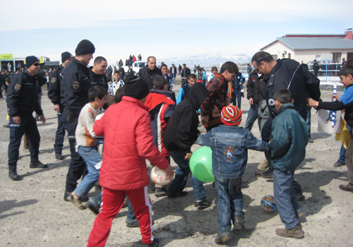Nevruz'da, polisle çocuklar top oynadı Nevruz'da, polisle çocuklar top oynadı