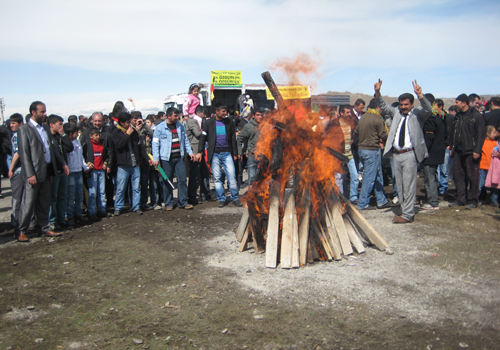 Nevruz'da, polisle çocuklar top oynadı Nevruz'da, polisle çocuklar top oynadı