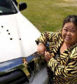 57 yaşındaki kadın soyguncularla çatıştı