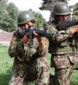 Afgan polis yabancı askerlere ateş etti