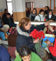 CHP'li kadınlar, kadınlara çiçek dağıttı