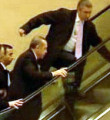 Erdoğan merdivenin azizliğine uğradı VİDEO