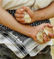 Mersin'de taş atan çocuklara balon