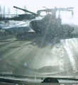 Otoyola fırlayan tank sürücüleri şok etti