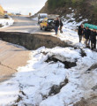 Yol çöktü cenaze omuzlarda taşındı