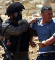 İsrail askerleri köyünü kuşatıp, gaz bombaları attı
