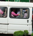 20 kişilik minibüse 45 kadın bindi! VİDEO