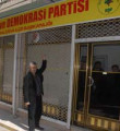 Alkollü şahıs BDP binasını taşladı
