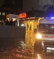 Antalya'da araçlar mahsur kaldı, evleri su bastı