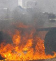 Diyarbakır'da göstericiler zırhlı aracı yaktı