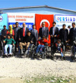 Engelli depremzeledere tekerlekli sandalye dağıtıldı