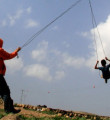 Filistinli çocukların tek eğlencesi: Salıncak