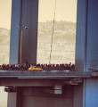 Göstericiler köprüden geçerek Taksim'e yürüyor