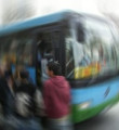 Halk otobüsü geçit ayağına çarptı: 19 yaralı