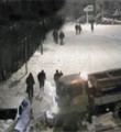 Kar küreme aracı otomobili biçti / VİDEO