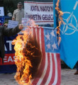 NATO ve Amerika bayrakları ateşe verildi