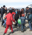 Newruz'da, polisle çocuklar top oynadı