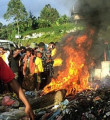 Papua Yeni Gine'de orta çağ vahşeti: Diri diri yaktılar