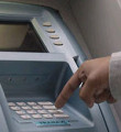 Para çekerken ATM'de mahsur kaldı
