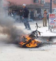 Polise kızan genç motosikletini yaktı