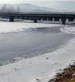 Sivas'ta Kızılırmak Nehri buz tuttu