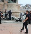 Taksim'de eylemciler polisle top oynadı