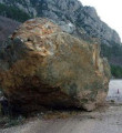 Zonguldak'ta dev kayalar yola devrildi